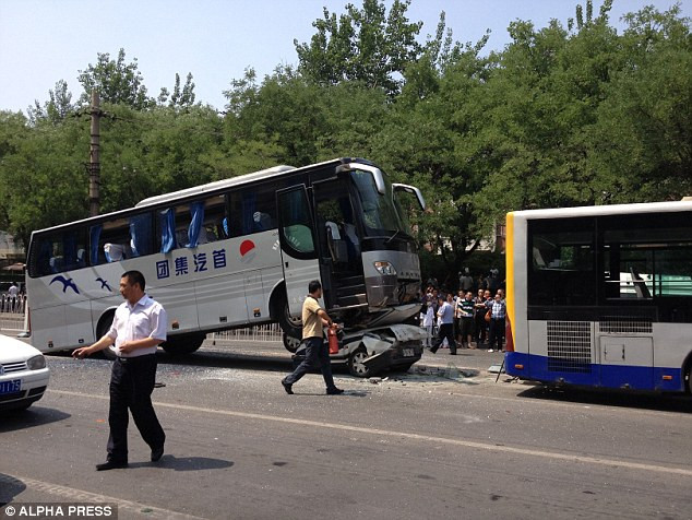 Tai nạn xảy ra trên một ngã tư thuộc đường vành đai gần trung tâm mua sắm Sanlitun ở ngoại ô thành phố vào khoảng 13h ngày 9/6.