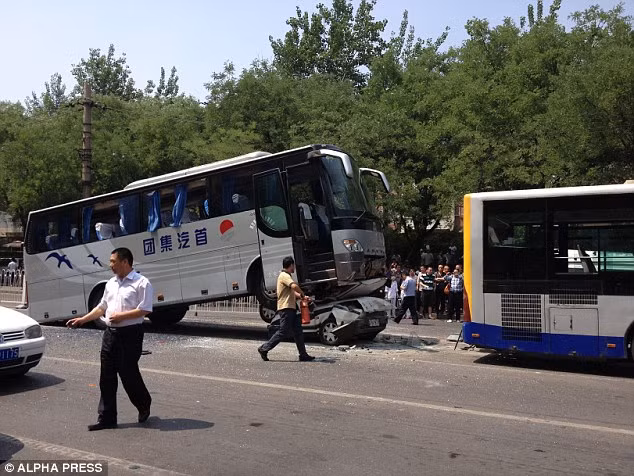 Tai nạn xảy ra trên một ngã tư thuộc đường vành đai gần trung tâm mua sắm Sanlitun ở ngoại ô thành phố vào khoảng 13h ngày 9/6.