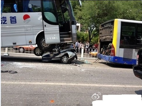 Hiện trường vụ tai nạn kinh hoàng tại ngoại ô Bắc Kinh.