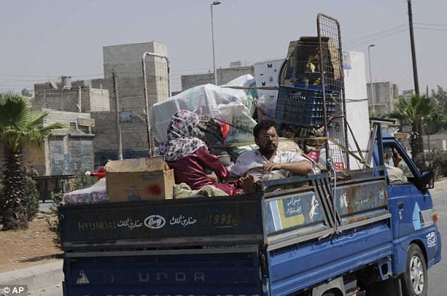 Dân thường Syria chạy trốn khỏi Aleppo khi phiến quân tuyên bố đã kiểm soát khoảng 2/3 thành phố. Dân thường Syria chạy trốn khỏi Aleppo khi phiến quân tuyên bố đã kiểm soát khoảng 2/3 thành phố.