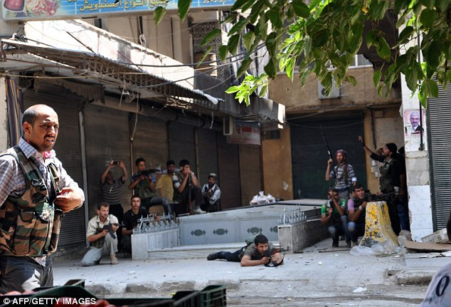 Các tay súng nổi dậy bao vây đồn cảnh sát tại quận Shaar ở Aleppo. Các tay súng nổi dậy bao vây đồn cảnh sát tại quận Shaar ở Aleppo.