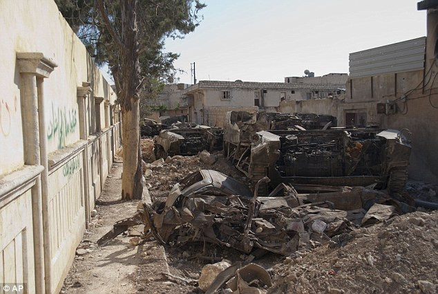 Xác xe bọc thép của quân chính phủ nằm rải rác trên đường phố Aleppo. Xác xe bọc thép của quân chính phủ nằm rải rác trên đường phố Aleppo.