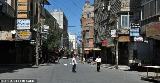 Những con phố trở nên vắng vẻ vì các cuộc xung đột bạo lực. Hàng ngàn người Syria đã chạy trốn khỏi đất nước kể từ khi bắt đầu cuộc nổi dậy chống lại sự lãnh đạo của Tổng thống Bashar al-Assad hồi tháng 3/2011. Những con phố trở nên vắng vẻ vì các cuộc xung đột bạo lực. Hàng ngàn người Syria đã chạy trốn khỏi đất nước kể từ khi bắt đầu cuộc nổi dậy chống lại sự lãnh đạo của Tổng thống Bashar al-Assad hồi tháng 3/2011.