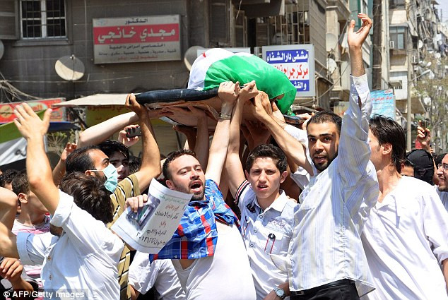 Các tay súng nổi dậy mang thi thể của một cậu bé thiệt mạng trong các cuộc giao tranh tại Aleppo. Các tay súng nổi dậy mang thi thể của một cậu bé thiệt mạng trong các cuộc giao tranh tại Aleppo.