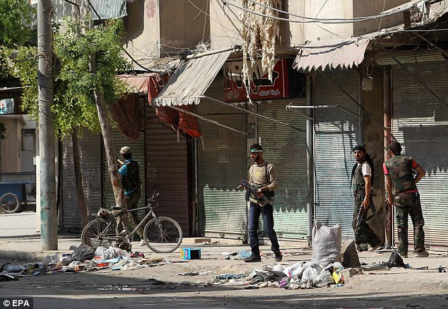 Các tay súng nổi dậy tuần tra ở vùng ngoại ô thành phố Aleppo. Các tay súng nổi dậy tuần tra ở vùng ngoại ô thành phố Aleppo.