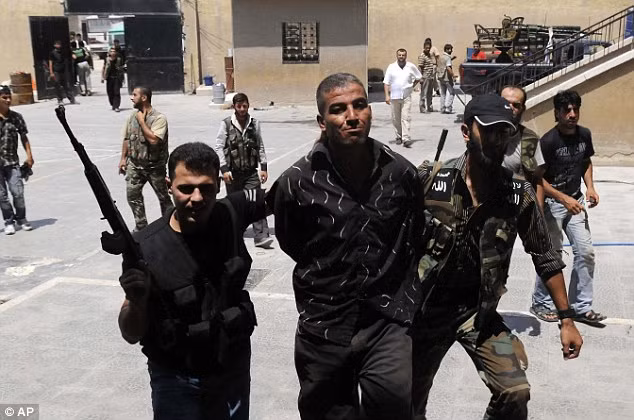 Các tay súng nổi dậy bắt giữ một người đàn ông mà họ tin rằng đã cung cấp thông tin cho quân đội chính phủ tại Aleppo.