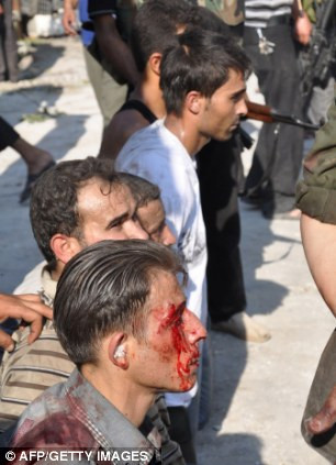 Một cảnh sát Syria tại Aleppo bị phe nổi dậy bắt giữ. Một cảnh sát Syria tại Aleppo bị phe nổi dậy bắt giữ.