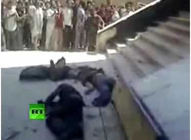 Thi thể các nhân viên bưu điện bị ném từ trên nóc tòa nhà bưu điện xuống dưới đất. Thi thể các nhân viên bưu điện bị ném từ trên nóc tòa nhà bưu điện xuống dưới đất.