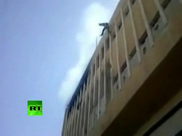 Một trong số các nạn nhân bị ném từ nóc tòa nhà xuống dưới đất. Một trong số các nạn nhân bị ném từ nóc tòa nhà xuống dưới đất.