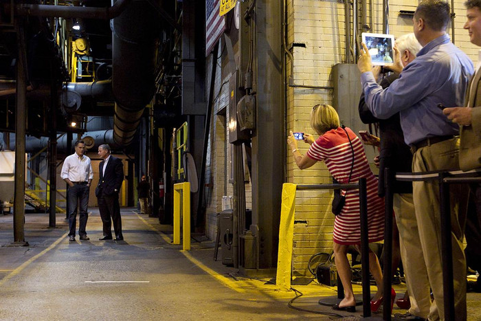 Ứng cử viên Tổng thống đảng Cộng hòa Mitt Romney (trái) trò chuyện với thượng nghị sĩ Richard Burr ở New York City ngày 11/5.