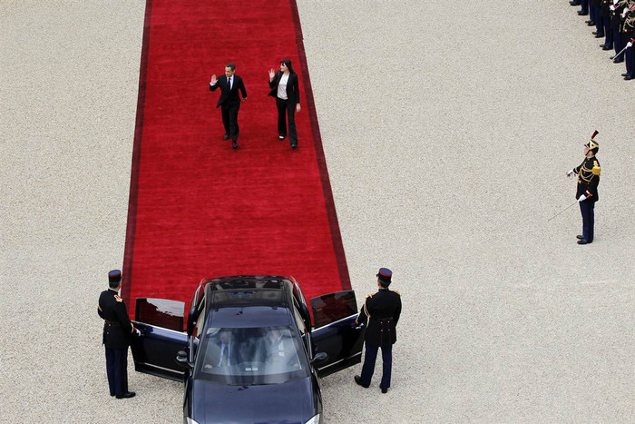 Cựu Tổng thống Pháp Nicolas Sarkozy (trái) và vợ, Carla Bruni-Sarkozy, rời điện Elysee sau khi ông Sarkozy chính thức bàn giao quyền lực cho người kế nhiệm Francois Hollande ngày 15/5.