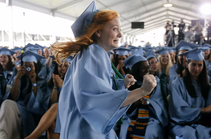 Madalena Provo chạy lên nhận giải thưởng Frank Gilbert Bryson ngày 14/5 tại New York.