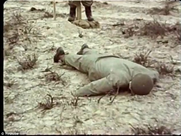 Một hình nộm người bằng cao su được đặt gần hiện trường vụ nổ trong các cuộc thử nghiệm ảnh hưởng của bom nguyên tử Một hình nộm người bằng cao su được đặt gần hiện trường vụ nổ trong các cuộc thử nghiệm ảnh hưởng của bom nguyên tử