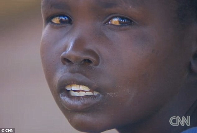 Pauline Oto vẫn đi học nhưng không thể viết hay đọc được gì vì không thể nghe được các bài giảng Pauline Oto vẫn đi học nhưng không thể viết hay đọc được gì vì không thể nghe được các bài giảng