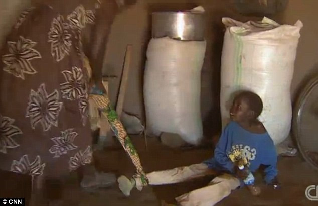 Grace Lagat, sống tại bắc Uganda phải buộc chân hai cô con gái bất kỳ khi nào cô đi ra ngoài để ngăn lũ trẻ đi lang thang và gặp nguy hiểm. Grace Lagat, sống tại bắc Uganda phải buộc chân hai cô con gái bất kỳ khi nào cô đi ra ngoài để ngăn lũ trẻ đi lang thang và gặp nguy hiểm.