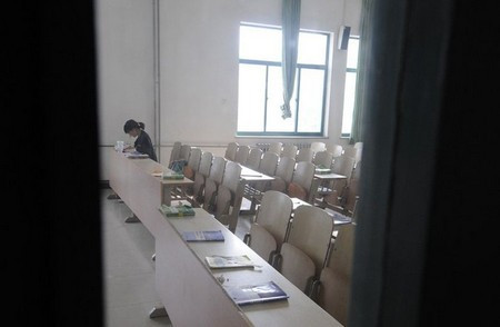 Sách vở được bày lên mặt bàn để "xí" chỗ...