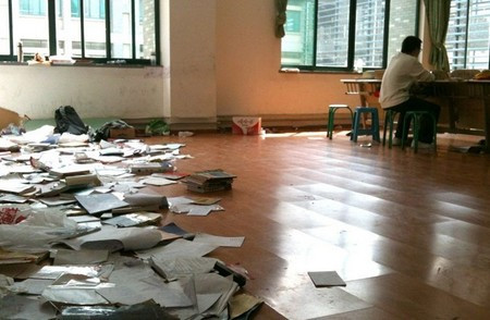 ...nằm rải rác trên mặt sàn giảng đường sau khi được các nhân viên của trường dọn dẹp nhằm kết thúc cuộc chiến tranh giành chỗ ngồi.