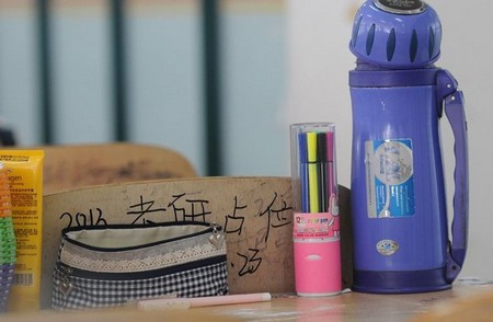 Các phương pháp nhận chỗ phổ biến bằng cách đặt đồ dùng cá nhân lên mặt bàn