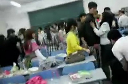 Cuộc ẩu đả chỉ kết thúc khi có sự can thiệp của một giáo viên (nữ, áo trắng)