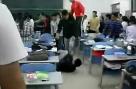 Một cuộc ẩu đả giành chỗ ngồi trong giảng đường