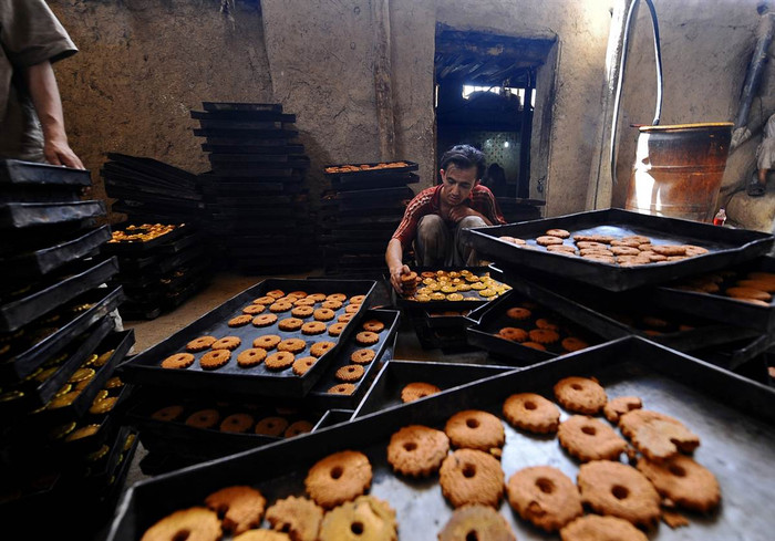 Một người đàn ông Afghanistan làm việc tại xưởng bánh ở Mazar-i Sharif, Afghanistan ngày 22/7. Một người đàn ông Afghanistan làm việc tại xưởng bánh ở Mazar-i Sharif, Afghanistan ngày 22/7.