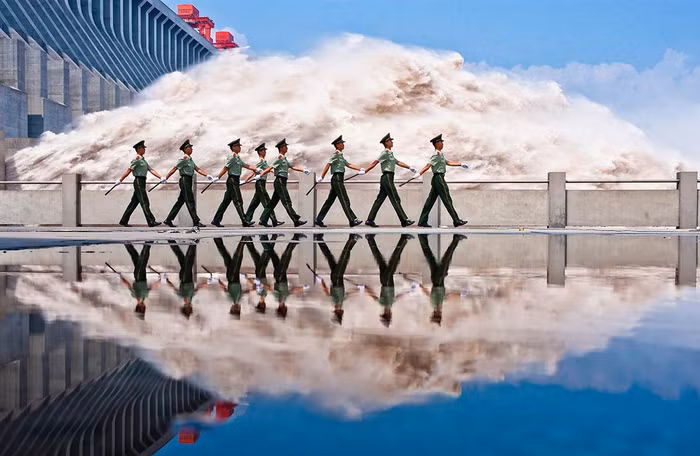 Cảnh sát tuần tra dọc theo đập Tam Hiệp, trên sông Dương Tử, tại Nghi Xương, Trung Quốc, ngày 24 tháng 7. Cảnh sát tuần tra dọc theo đập Tam Hiệp, trên sông Dương Tử, tại Nghi Xương, Trung Quốc, ngày 24 tháng 7.