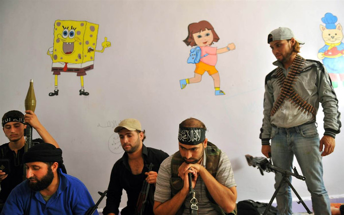 Các tay súng nổi dậy Syria bên trong một trường học ở Aleppo ngày 25 tháng 7. Các tay súng nổi dậy Syria bên trong một trường học ở Aleppo ngày 25 tháng 7.