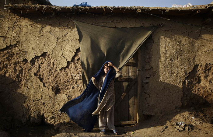 Pasmeena Basheer, 6 tuổi, một người tị nạn Afghanistan giữ chiếc khăn trùm đầu trong gió trước hiên nhà ở khu ổ chuột tại ngoại ô thủ đô Islamabad, Pakistan ngày 20/7. Pasmeena Basheer, 6 tuổi, một người tị nạn Afghanistan giữ chiếc khăn trùm đầu trong gió trước hiên nhà ở khu ổ chuột tại ngoại ô thủ đô Islamabad, Pakistan ngày 20/7.