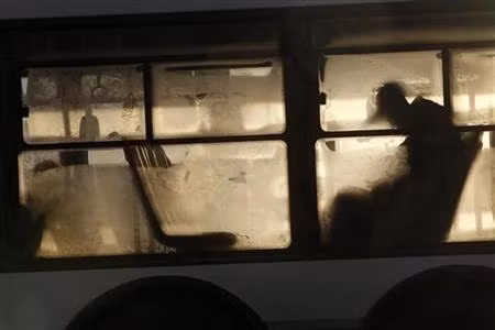 Một người đàn ông ngồi bên trong xe bus tại St Petersburg.