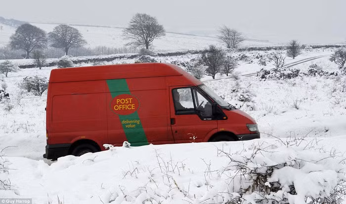 Xe thư bị kẹt trong tuyết tại Exmoor, Somerset, Anh