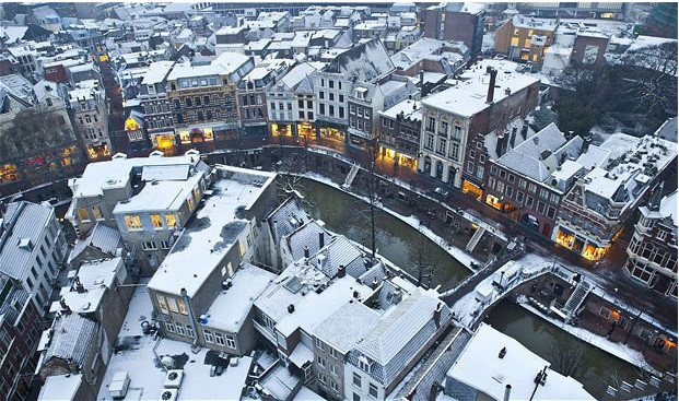 Những ngôi nhà trắng xóa tuyết phủ ở Utrecht, Hà Lan Những ngôi nhà trắng xóa tuyết phủ ở Utrecht, Hà Lan