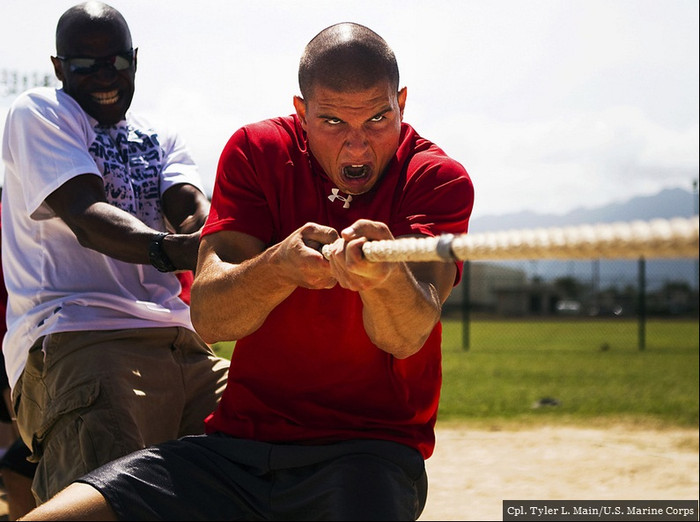 Một cuộc thi kéo co giữa đội xanh và đội đỏ được tổ chức hàng năm giữa các binh sĩ làm nhiệm vụ tại căn cứ hải quân trên đảo Hawaii.