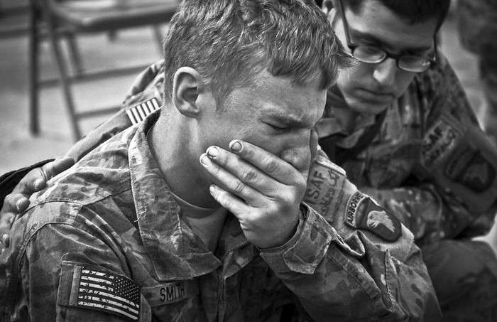 Các binh sĩ thuộc Trung đoàn Bộ binh 327 từ biệt 6 đồng đội hy sinh tại tỉnh Kunar, miền đông Afghanistan.