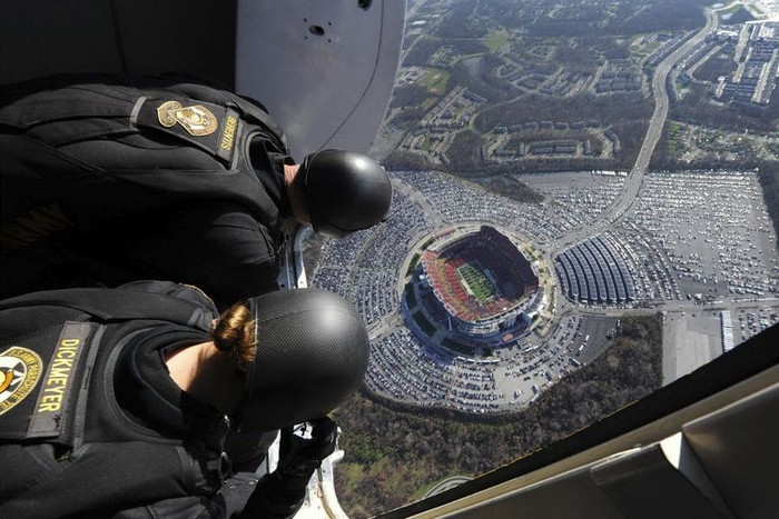 Các thành viên đội nhảy dù của quân đội Mỹ kiểm tra sức gió trước khi nhảy dù.
