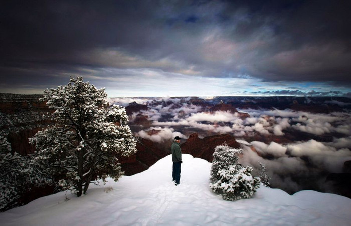 Ken Swigart nhìn chăm chú về phía dãy Grand Canyon, nơi các đồng đội của ông đang phân phát đồ chơi cho trẻ em thuộc bộ tộc châu Mỹ bản địa Havasupai.
