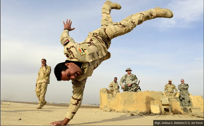 Các binh sĩ thuộc lực lượng Không quân Iraq và Không quân Mỹ trổ tại tại một nơi trú ẩn tại căn cứ không quân Sather ở Iraq trong quá trình tuần tra.