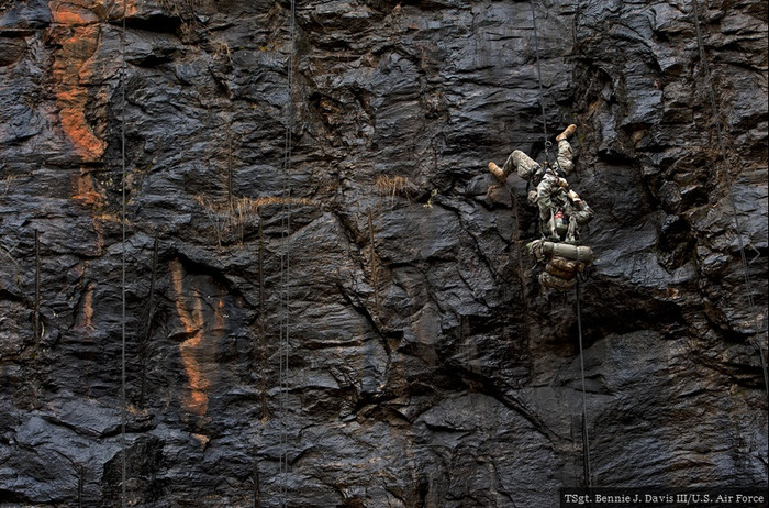 Huấn luyện cách giữ cân bằng trong khi leo núi và vác tải đồ nặng 40 kg tại trường huấn luyện Frank D. Merrill, ở Georgia.