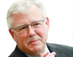 Carl Thayer là chuyên gia nổi tiếng và có nhiều bình luận về vấn đề tranh chấp Biển Đông trong nhiều năm qua. Ông hiện là giáo sư khoa học xã hội và nhân văn, Học viện Quốc phòng Australia. Carl Thayer là chuyên gia nổi tiếng và có nhiều bình luận về vấn đề tranh chấp Biển Đông trong nhiều năm qua. Ông hiện là giáo sư khoa học xã hội và nhân văn, Học viện Quốc phòng Australia.