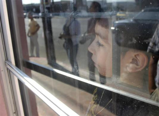 Saul, 8 tuổi, nhìn qua cửa sổ tàu chờ mẹ khi cả hai bị trục xuất khỏi nước Mỹ ngày 20/8/2007. Saul, 8 tuổi, nhìn qua cửa sổ tàu chờ mẹ khi cả hai bị trục xuất khỏi nước Mỹ ngày 20/8/2007.