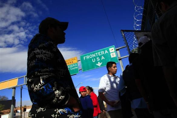 Người dân chờ đợi bên ngoài một trung tâm cấp cứu tại Nogales, Mexico ngày 11/11/2010. Người dân chờ đợi bên ngoài một trung tâm cấp cứu tại Nogales, Mexico ngày 11/11/2010.