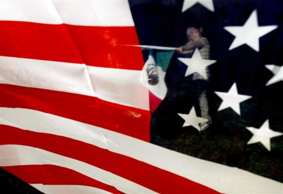 Hình ảnh của Yaritza Hernandez phản chiếu trên một lá cờ Mỹ khi cô đang vẫy một lá cờ của Mexico trong cuộc biểu tình kêu gọi hỗ trợ quyền nhập cư ở Washington, ngày 17 tháng 5 năm 2006. Hình ảnh của Yaritza Hernandez phản chiếu trên một lá cờ Mỹ khi cô đang vẫy một lá cờ của Mexico trong cuộc biểu tình kêu gọi hỗ trợ quyền nhập cư ở Washington, ngày 17 tháng 5 năm 2006.