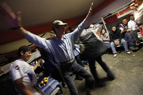 Người di cư khiêu vũ mừng Giáng sinh tại "La Lecheria" ở Tultitlan, ngoại ô của thành phố Mexico, ngày 24 tháng 12 năm 2011. Người di cư khiêu vũ mừng Giáng sinh tại "La Lecheria" ở Tultitlan, ngoại ô của thành phố Mexico, ngày 24 tháng 12 năm 2011.