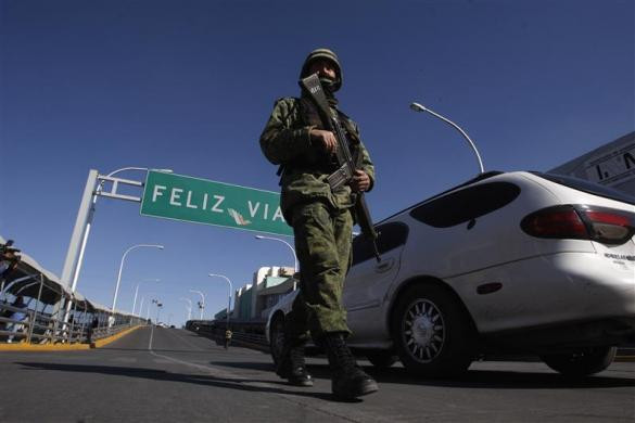Cảnh sát tuần tra tại cầu "Paso del Norte" nằm dọc theo biên giới giữa Mỹ và Mexico thuộc ngoại ô của Ciudad Juarez ngày 2 tháng 3 năm 2012. Cảnh sát tuần tra tại cầu "Paso del Norte" nằm dọc theo biên giới giữa Mỹ và Mexico thuộc ngoại ô của Ciudad Juarez ngày 2 tháng 3 năm 2012.