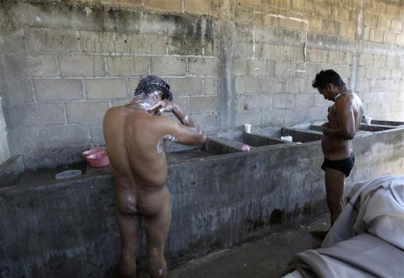 Người di cư tắm gội tại nơi tạm trú "Hogar de la Misericordia" (House of Mercy) ở Arriaga 7 tháng 1 năm 2011. Người di cư tắm gội tại nơi tạm trú "Hogar de la Misericordia" (House of Mercy) ở Arriaga 7 tháng 1 năm 2011.