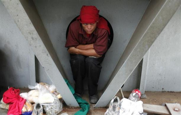 Một người nhập cư Honduras, Alex Aleman, 27 tuổi, ẩn mình trên một tàu chở hàng trên đường tới biên giới nước Mỹ tại Cordoba, bang Veracruz ngày 3/11/2010. Một người nhập cư Honduras, Alex Aleman, 27 tuổi, ẩn mình trên một tàu chở hàng trên đường tới biên giới nước Mỹ tại Cordoba, bang Veracruz ngày 3/11/2010.