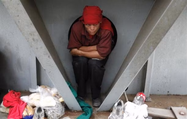 Một người nhập cư Honduras, Alex Aleman, 27 tuổi, ẩn mình trên một tàu chở hàng trên đường tới biên giới nước Mỹ tại Cordoba, bang Veracruz ngày 3/11/2010.