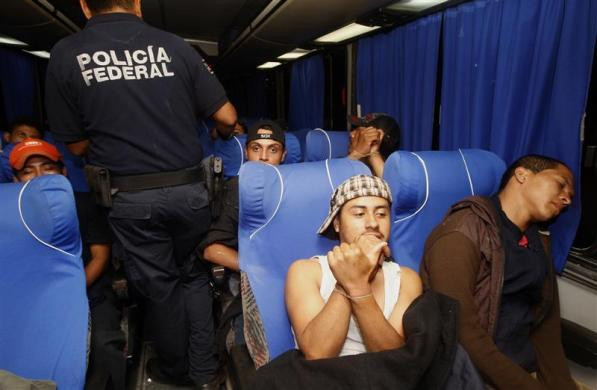 Cảnh sát giám sát những người vượt biên bằng xe bus từ Guatemala ở vùng ngoại ô của Morelia ngày 11 tháng 1 năm 2012. Cảnh sát giám sát những người vượt biên bằng xe bus từ Guatemala ở vùng ngoại ô của Morelia ngày 11 tháng 1 năm 2012.