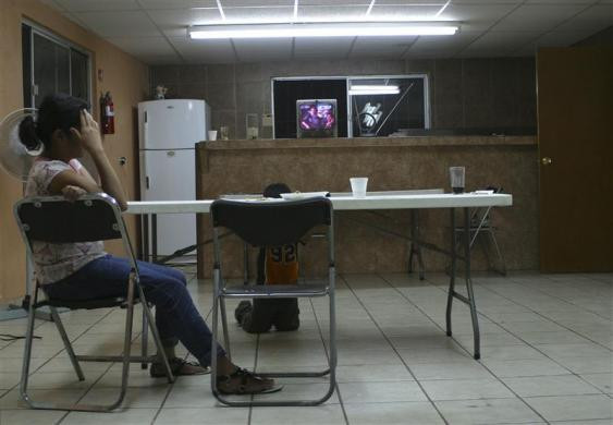 Một người phụ nữ, bị trục xuất từ Arizona, chờ cuộc gọi từ người thân ở Mỹ tại nơi trú ẩn ở San Juan Bosco, Nogales, Mexico ngày 28 tháng 7 năm 2010. Một người phụ nữ, bị trục xuất từ Arizona, chờ cuộc gọi từ người thân ở Mỹ tại nơi trú ẩn ở San Juan Bosco, Nogales, Mexico ngày 28 tháng 7 năm 2010.