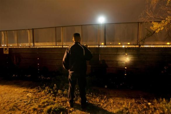 Một thành viên nhóm Beta của Mexico kiểm tra bức tường biên giới giữa nước này với Mỹ trong một cuộc tuần tra ở Tijuana, Mexico ngày 6 tháng 5 năm 2006. Một thành viên nhóm Beta của Mexico kiểm tra bức tường biên giới giữa nước này với Mỹ trong một cuộc tuần tra ở Tijuana, Mexico ngày 6 tháng 5 năm 2006.