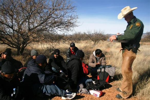Một nhóm người vượt biên Mexico bị bắt tại Altar Valley, Arizona ngày 10/1/2008. Một nhóm người vượt biên Mexico bị bắt tại Altar Valley, Arizona ngày 10/1/2008.